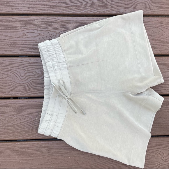 Lululemon Soft ambitious, high-rise shorts with pockets - Picture 4 of 5